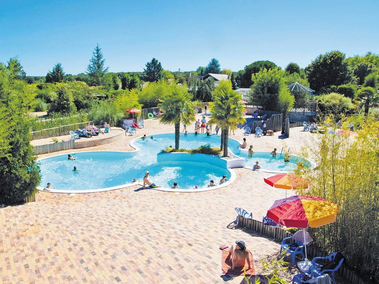 https://espace-ptl.ancv.com/appli/butterfly/data/medias_PA/PHOTOS/012165001001/012165001001zzjJZPvW9C-piscine extérieure couverture aérien - Les bois du Bardelet (2).jpg